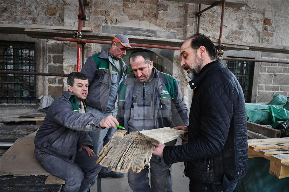 صائد الأخشاب الأثرية يحولها إلى لوحات فنية في البوسنة 
