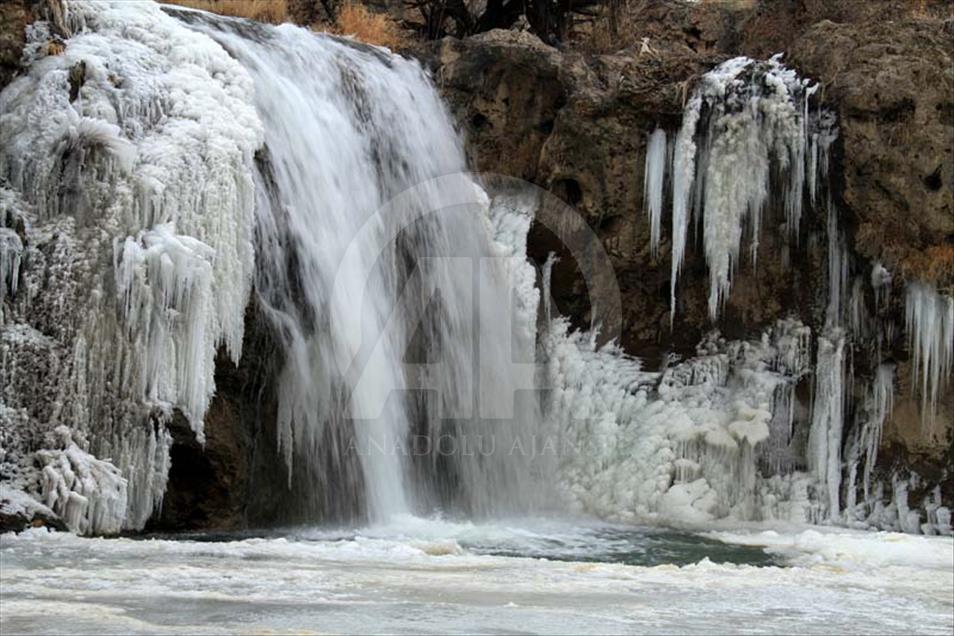 Así luce la cascada congelada de Muradiye en Van, Turquía