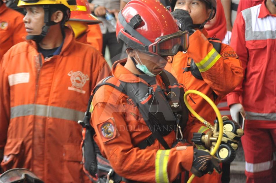 Ambruknya serambi atas gedung Bursa Efek Indonesia