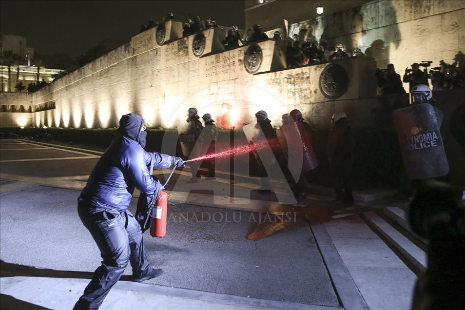 Yunan Parlamentosu önündeki "kemer sıkma" gösterisinde arbede