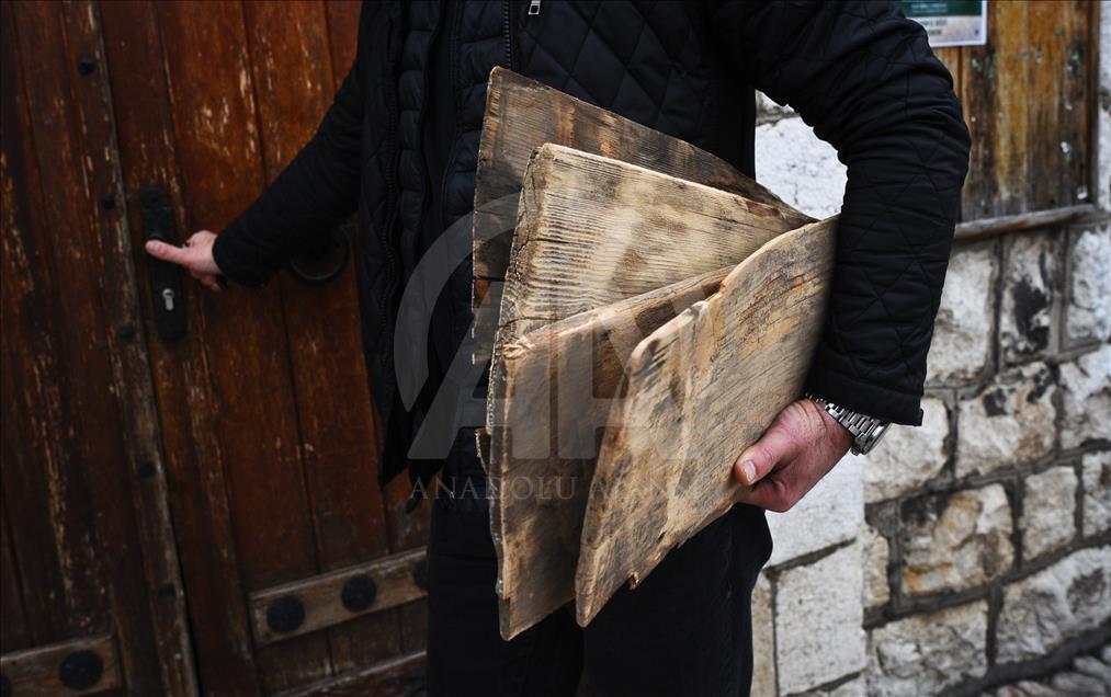 صائد الأخشاب الأثرية يحولها إلى لوحات فنية في البوسنة 
