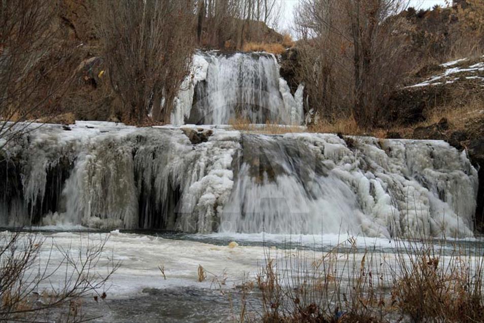 Así luce la cascada congelada de Muradiye en Van, Turquía