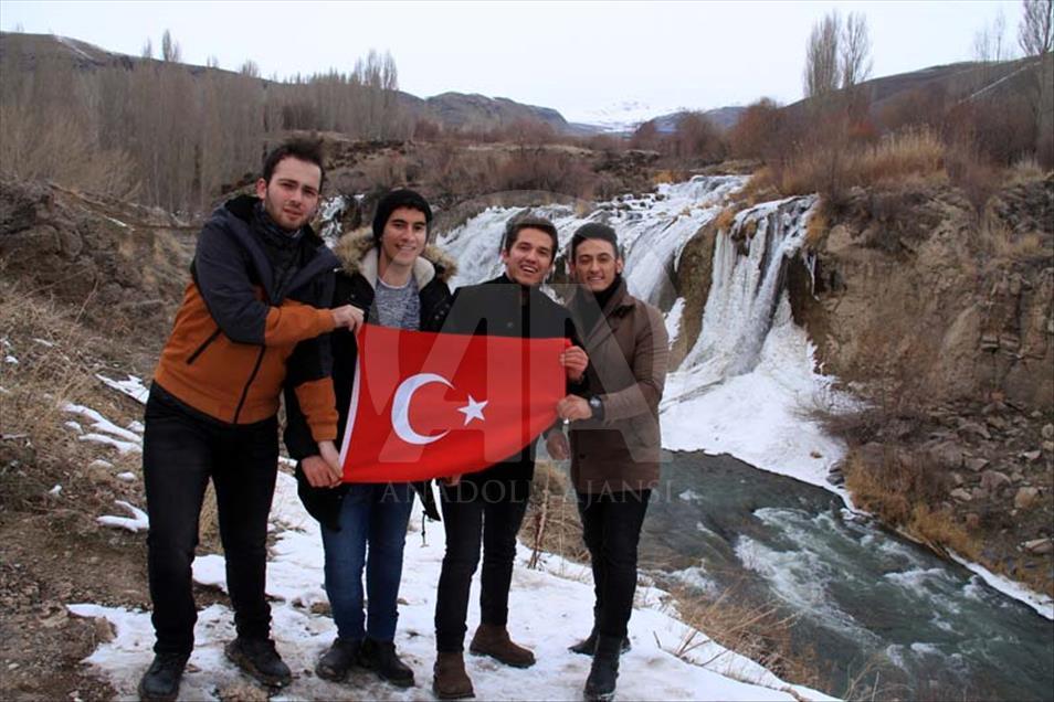 Así luce la cascada congelada de Muradiye en Van, Turquía