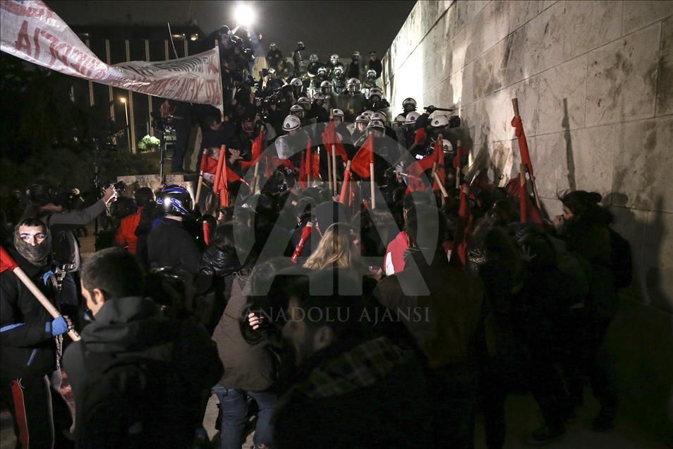 Yunan Parlamentosu önündeki "kemer sıkma" gösterisinde arbede
