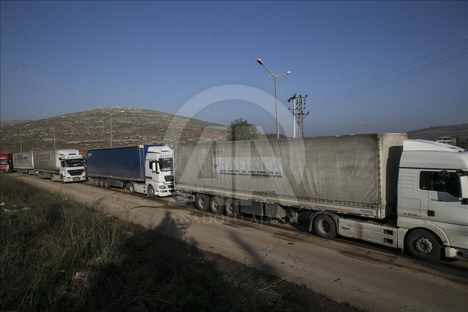 10 شاحنات مساعدات تركية إلى النازحين السوريين بإدلب
