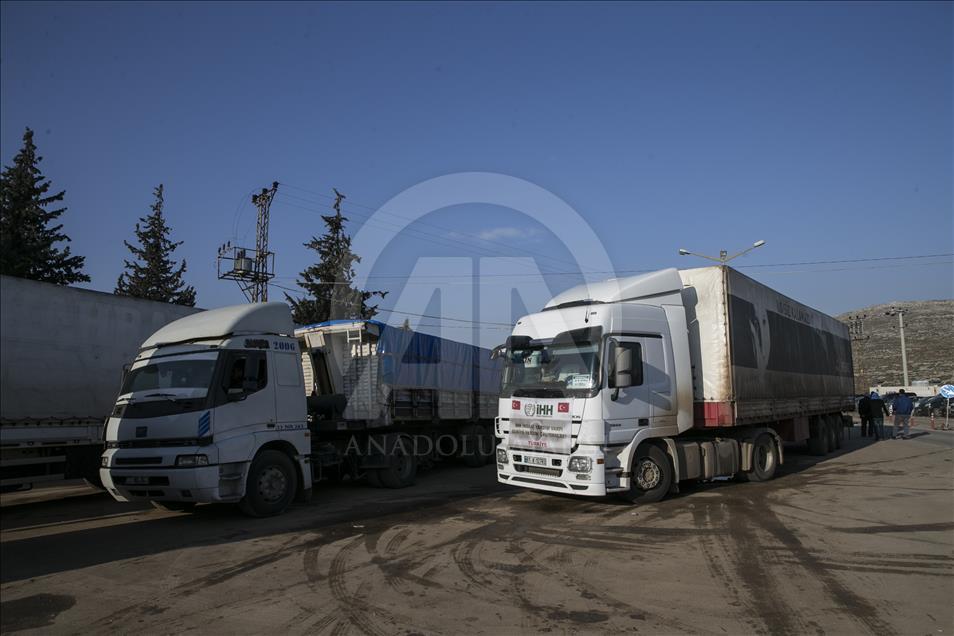 10 شاحنات مساعدات تركية إلى النازحين السوريين بإدلب
