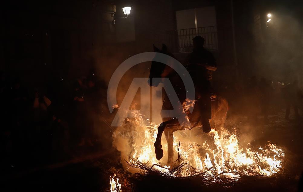 مراسم پرش با اسب از روی آتش در اسپانیا