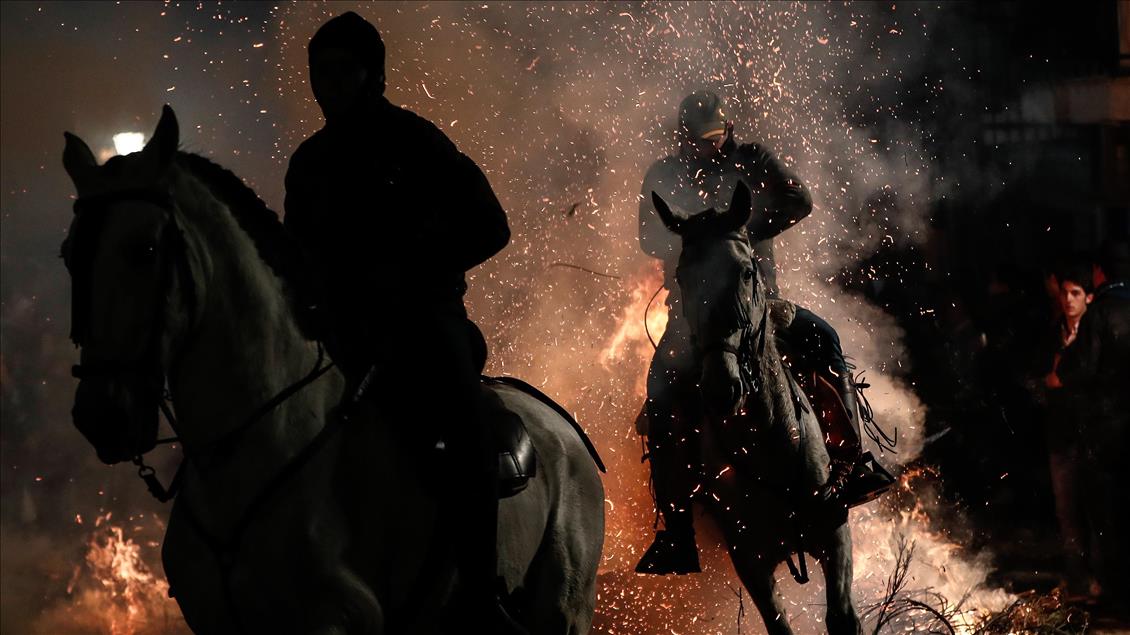 مراسم پرش با اسب از روی آتش در اسپانیا