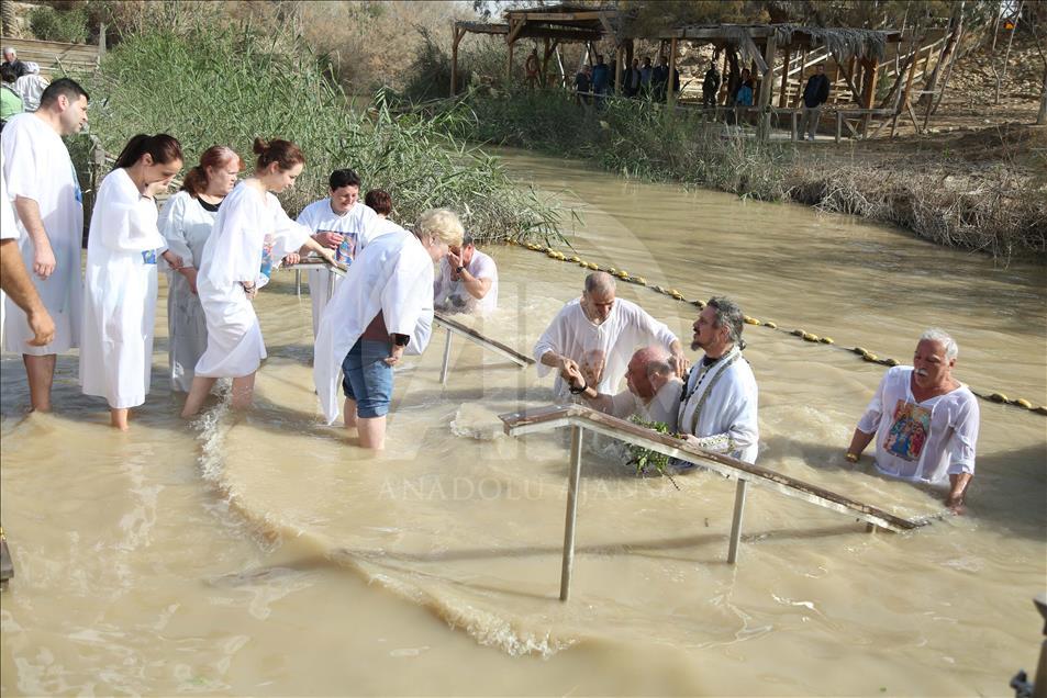 Les grecs orthodoxes célèbrent le Baptême de Jésus dans le Jourdain

