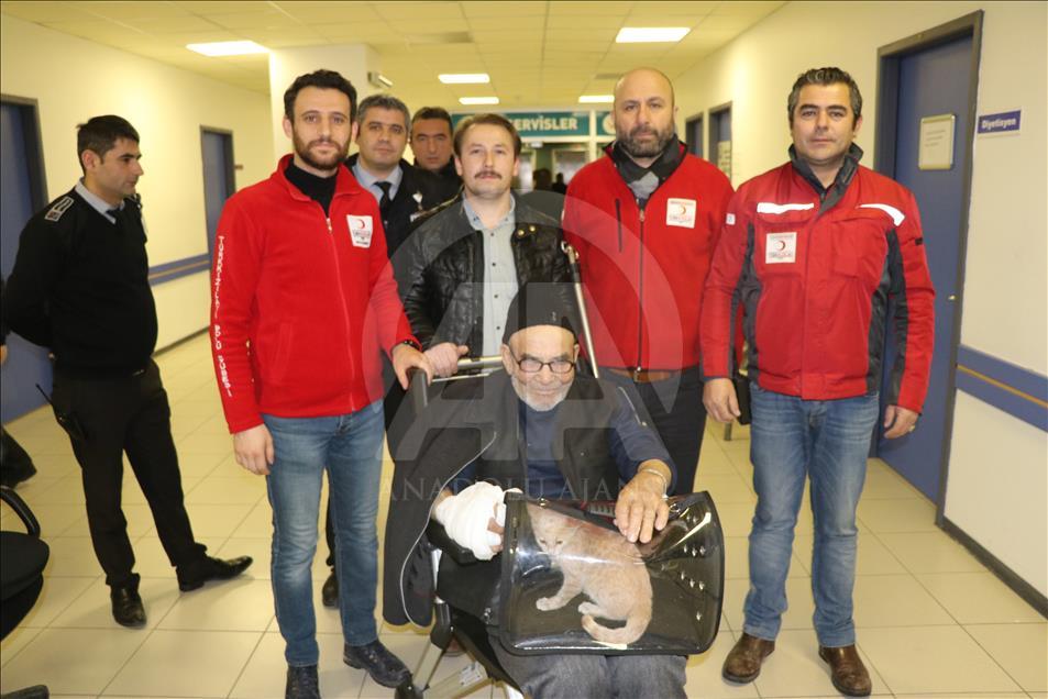 Evi yanan yaşlı adam kedisine kavuştu