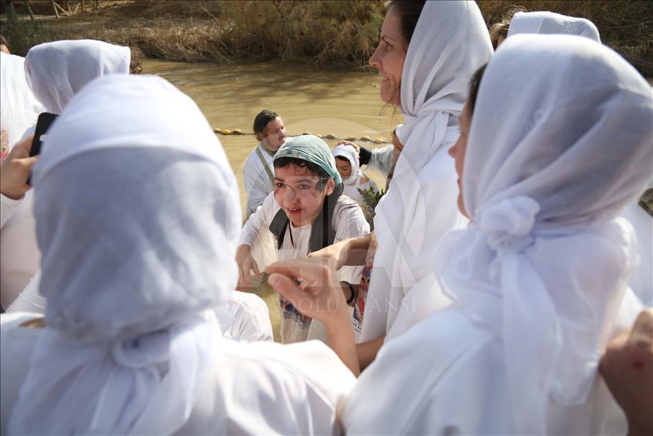 Les grecs orthodoxes célèbrent le Baptême de Jésus dans le Jourdain
