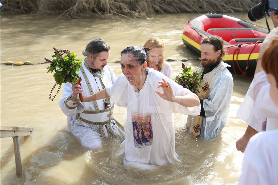 Les grecs orthodoxes célèbrent le Baptême de Jésus dans le Jourdain
