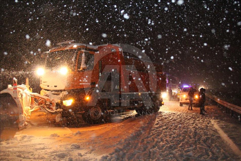 Erzincan-Sivas karayolunda ulaşıma kar ve tipi engeli