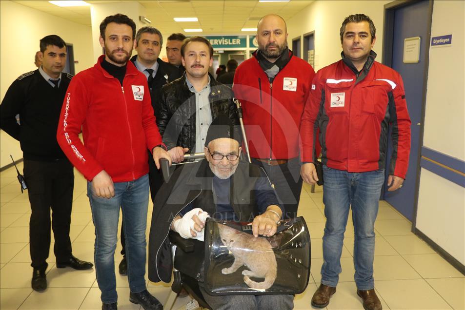 Evi yanan yaşlı adam kedisine kavuştu