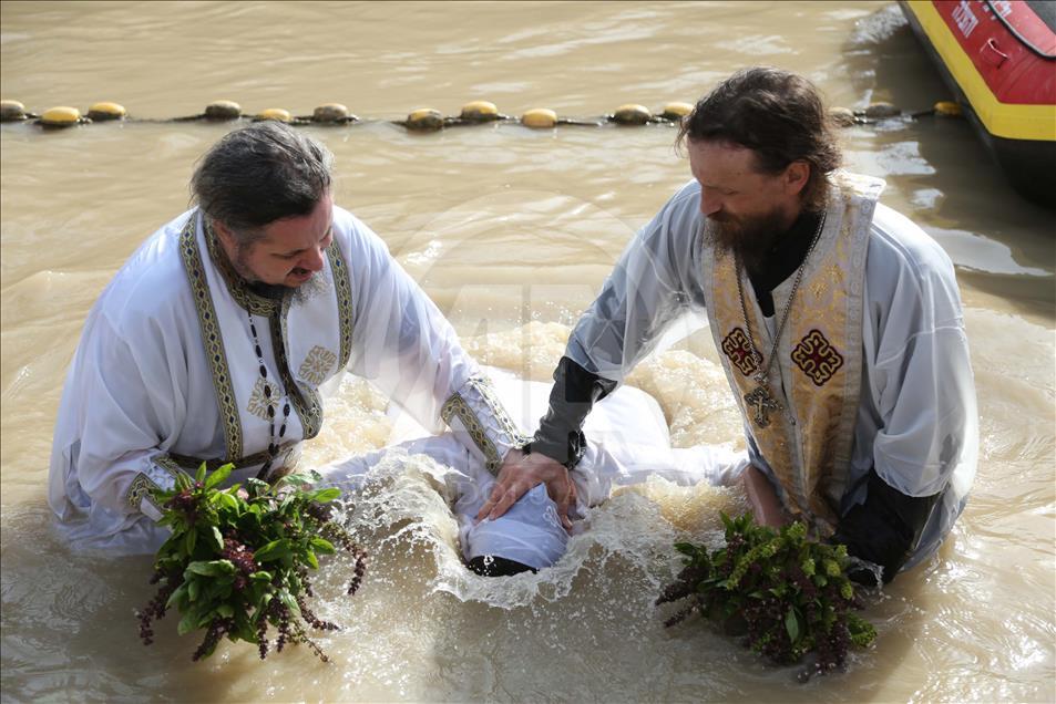 Les grecs orthodoxes célèbrent le Baptême de Jésus dans le Jourdain

