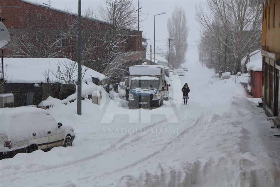 Karlıova’da 20 köy yolu ulaşıma kapandı