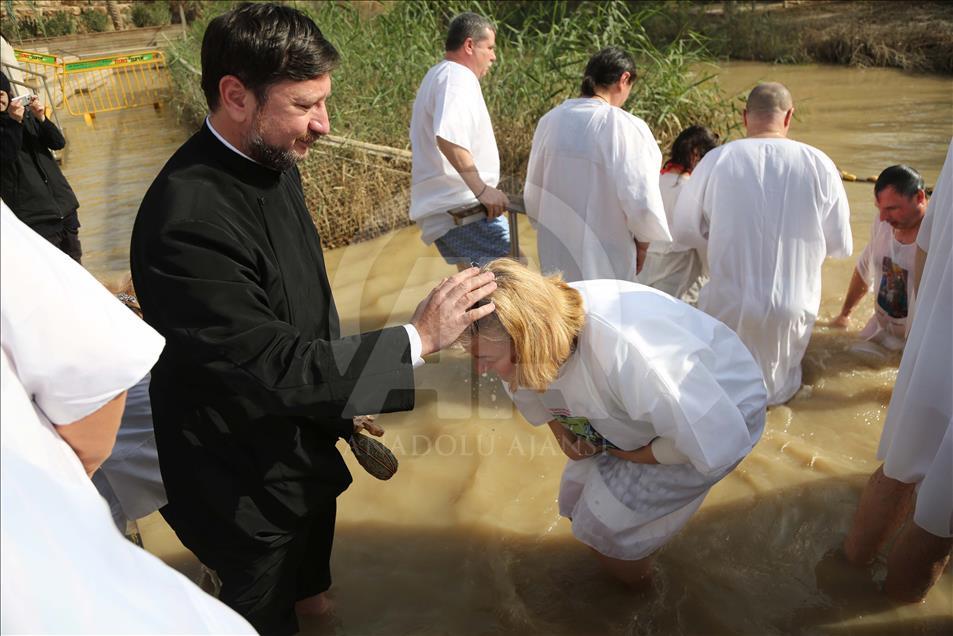 Les grecs orthodoxes célèbrent le Baptême de Jésus dans le Jourdain
