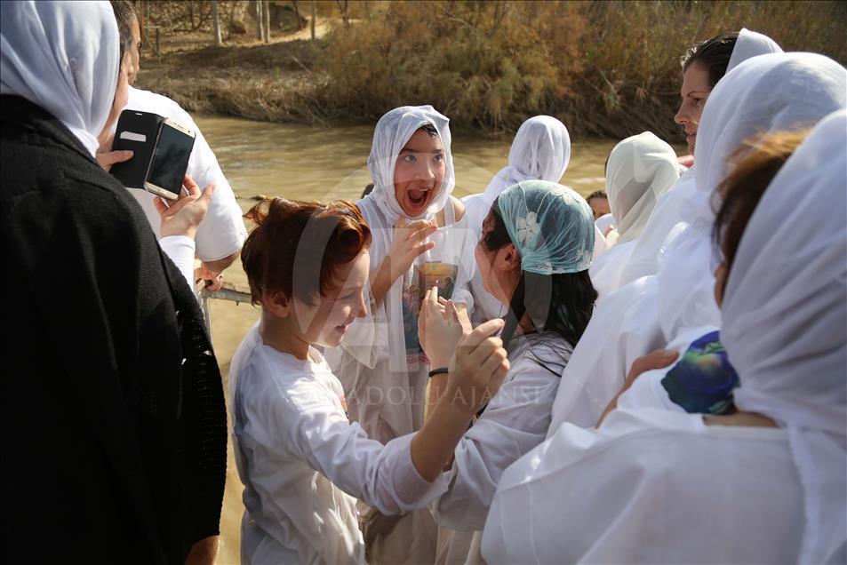 Les grecs orthodoxes célèbrent le Baptême de Jésus dans le Jourdain

