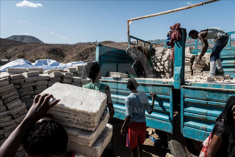 Ethiopian salt miners working in extreme conditions