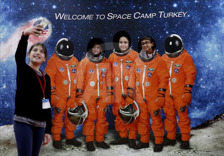 استقبال کودکان از کمپ آموزش فضانوردی در ازمیر ترکیه