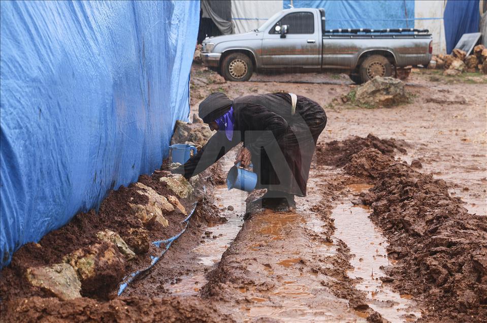 İdlib'deki yağışlar çadır kentleri vurdu