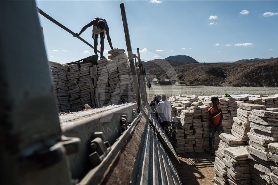 Ethiopian salt miners working in extreme conditions