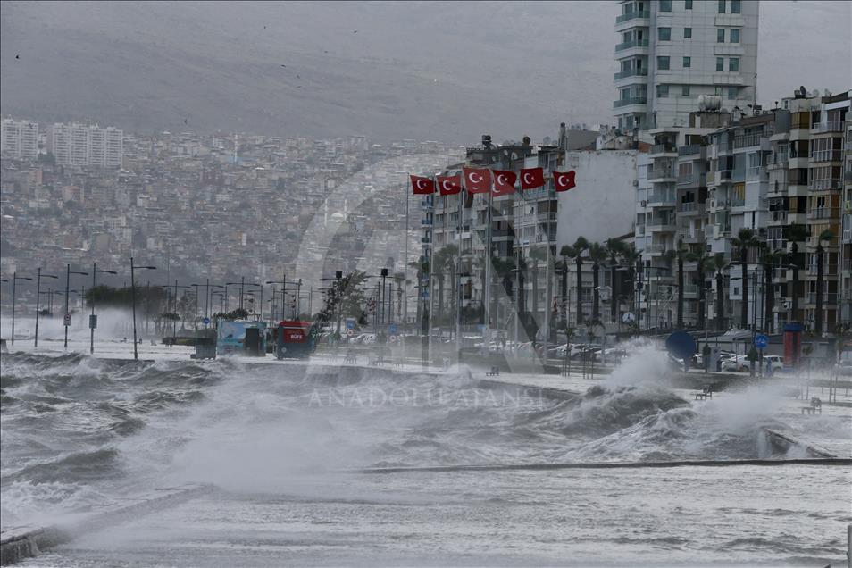 İzmir'de fırtına