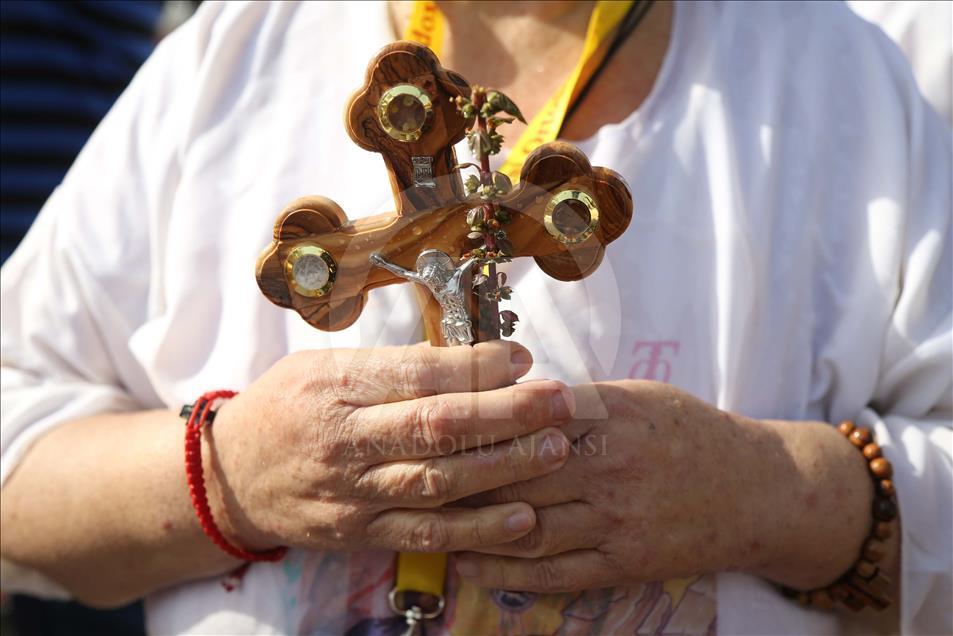 Les grecs orthodoxes célèbrent le Baptême de Jésus dans le Jourdain
