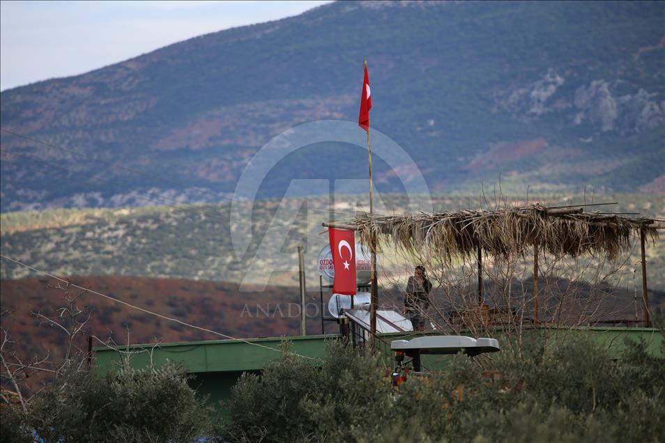 Turkey continues to deploy military trucks on Syian border