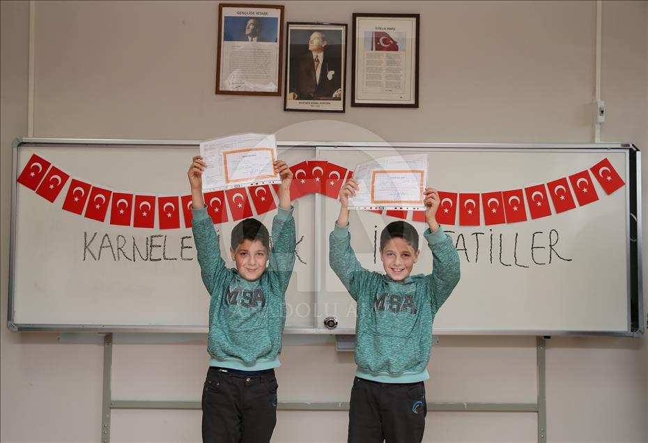 "İkizler okulu"nda karne sevinci