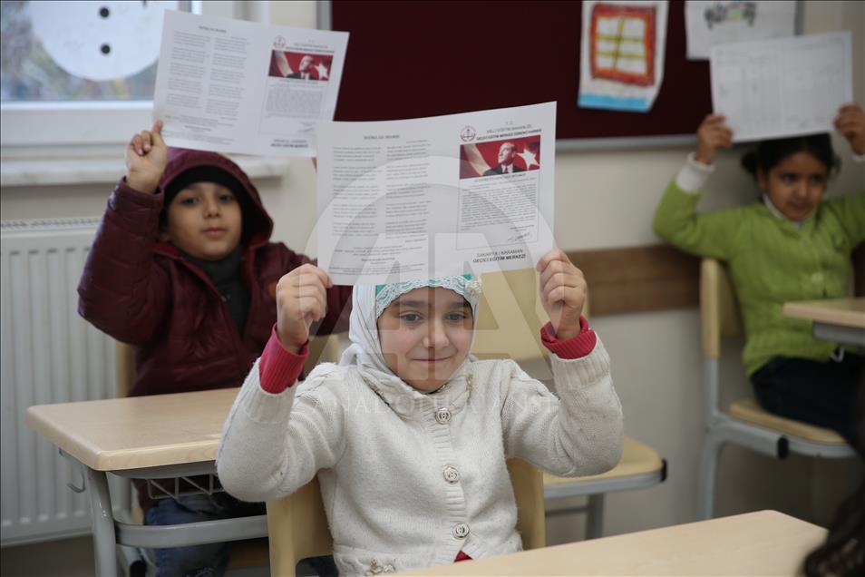 Suriyeli çocuklar karne sevinci yaşadı