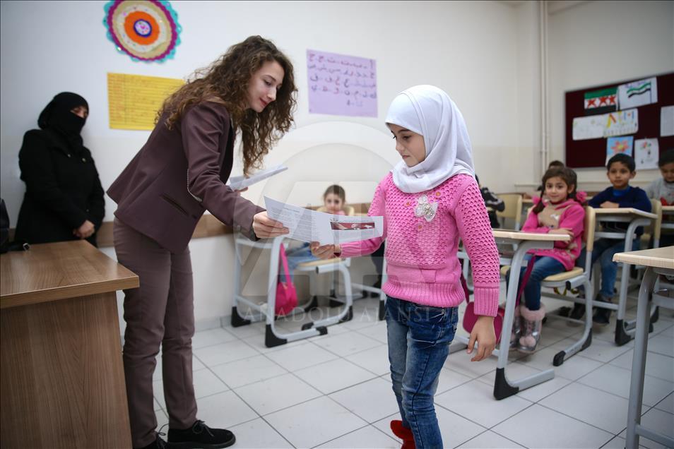 Suriyeli çocuklar karne sevinci yaşadı