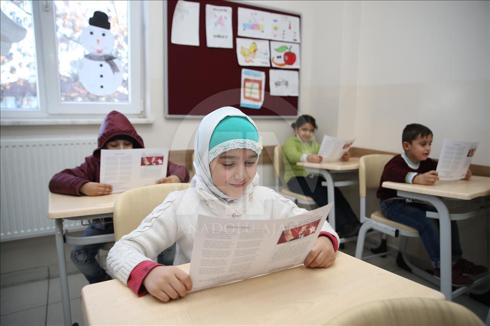 Suriyeli çocuklar karne sevinci yaşadı