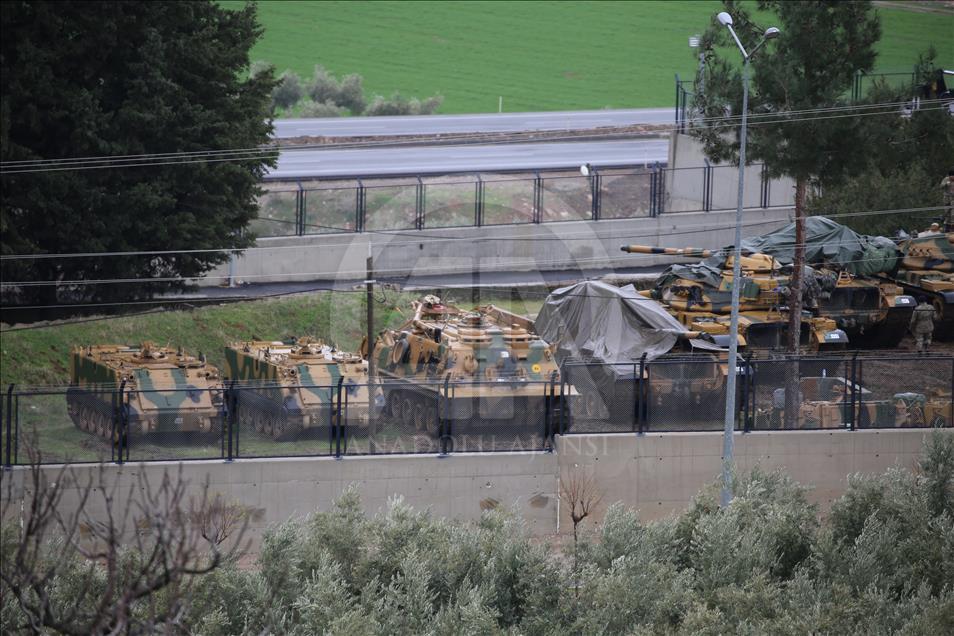 Turkey continues to deploy military trucks on Syrian border