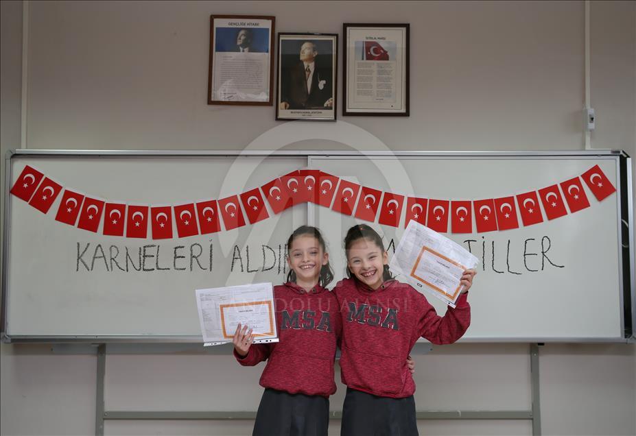 "İkizler okulu"nda karne sevinci