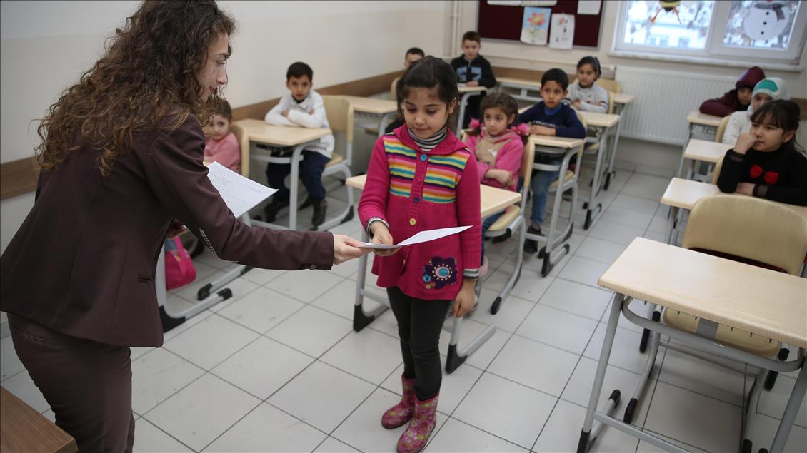 Suriyeli çocuklar karne sevinci yaşadı
