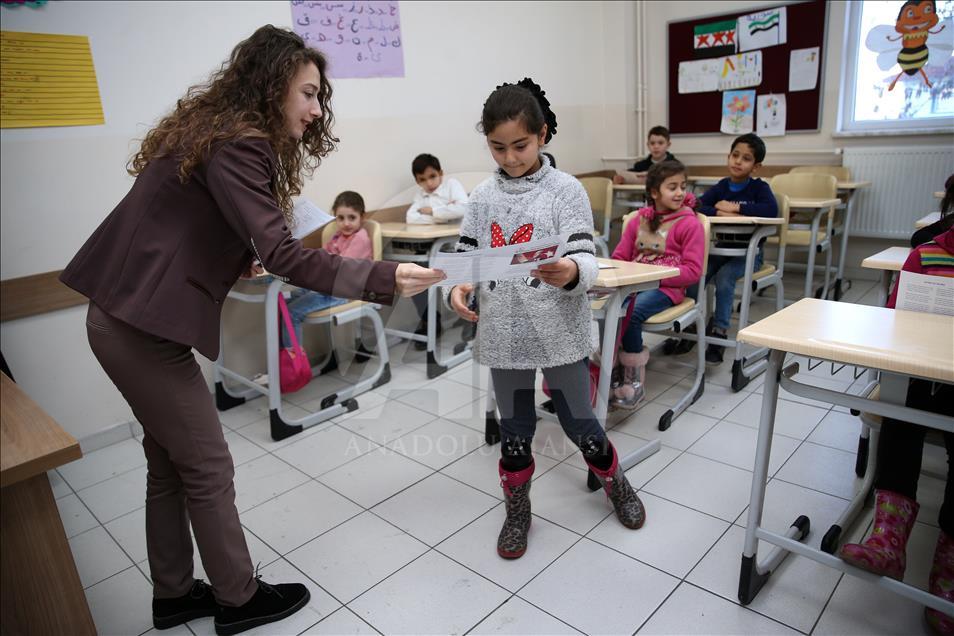 Suriyeli çocuklar karne sevinci yaşadı