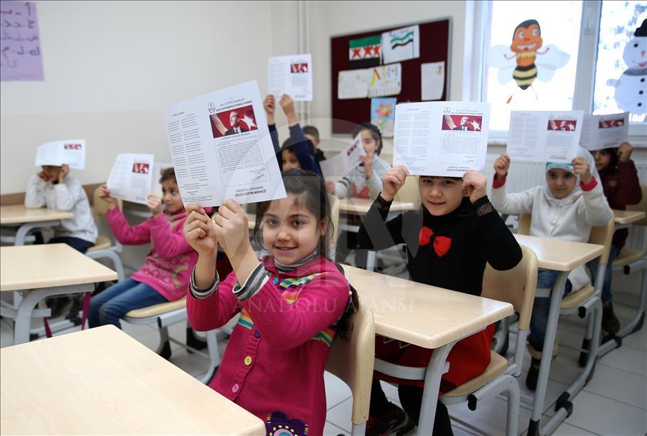Suriyeli çocuklar karne sevinci yaşadı
