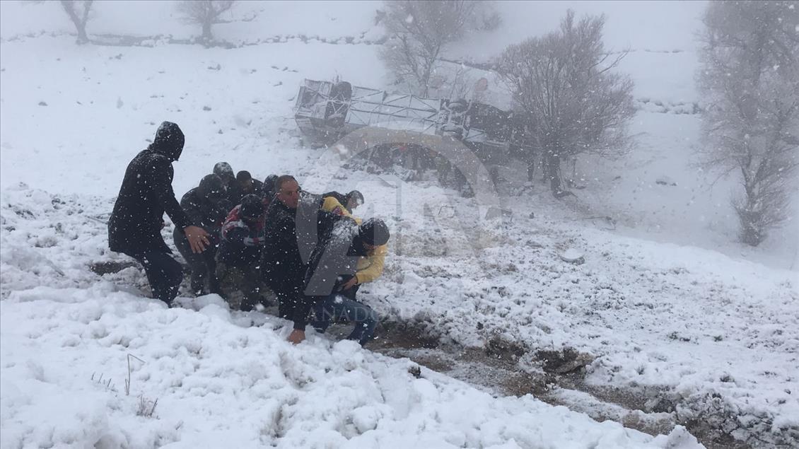 Muş'ta yolcu otobüsü devrildi: 3 ölü