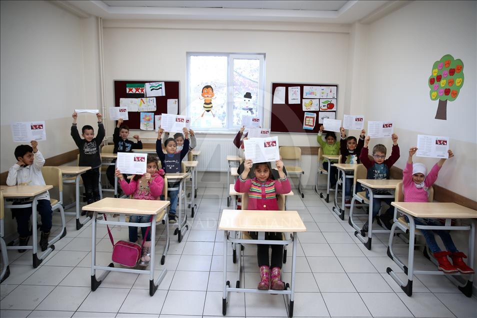 Suriyeli çocuklar karne sevinci yaşadı
