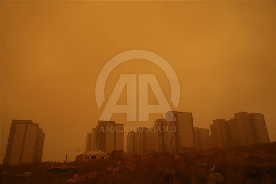 Dust clouds in southeastern Turkey hamper daily life