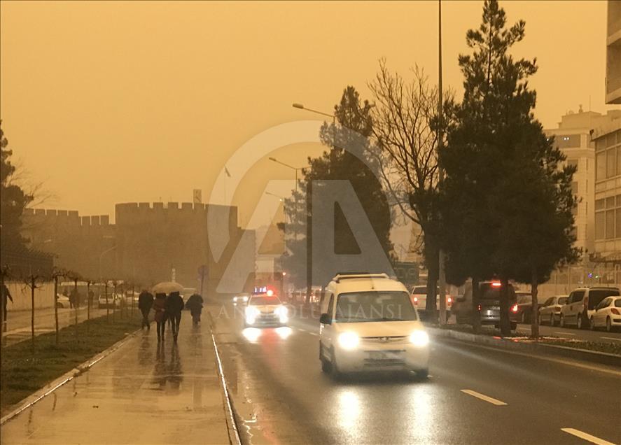 Dust clouds in southeastern Turkey hamper daily life