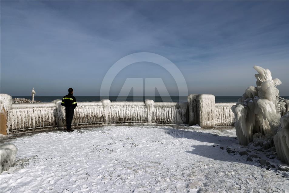 Temperaturat e ulëta në SHBA, valë të larta dhe plazhe të ngrira në Chicago
