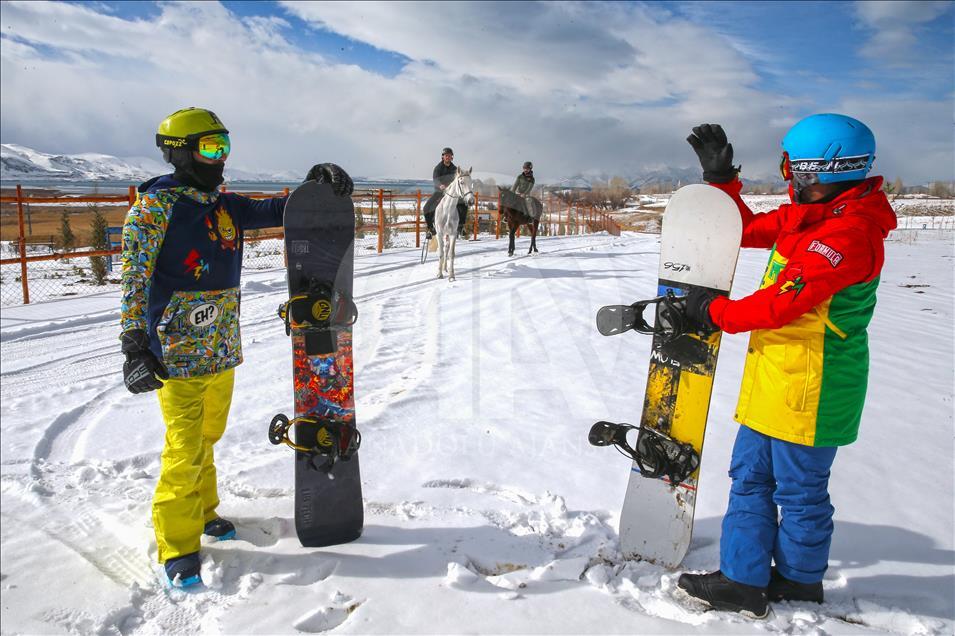 "Atlı snowboard" yapmanın heyecanını yaşadılar