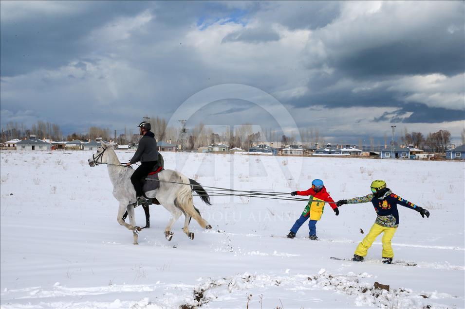 "Atlı snowboard" yapmanın heyecanını yaşadılar