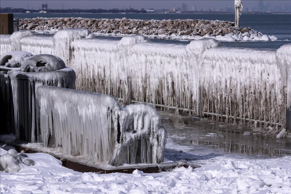Temperaturat e ulëta në SHBA, valë të larta dhe plazhe të ngrira në Chicago
