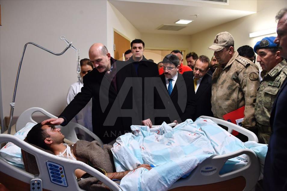 İçişleri Bakanı Soylu'dan Bitlis'teki yaralı askerlere ziyaret