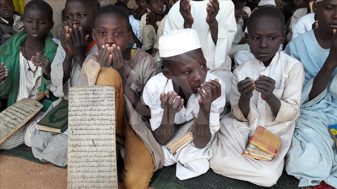 دعای کودکان یتیم سودانی برای موفقیت ارتش ترکیه
