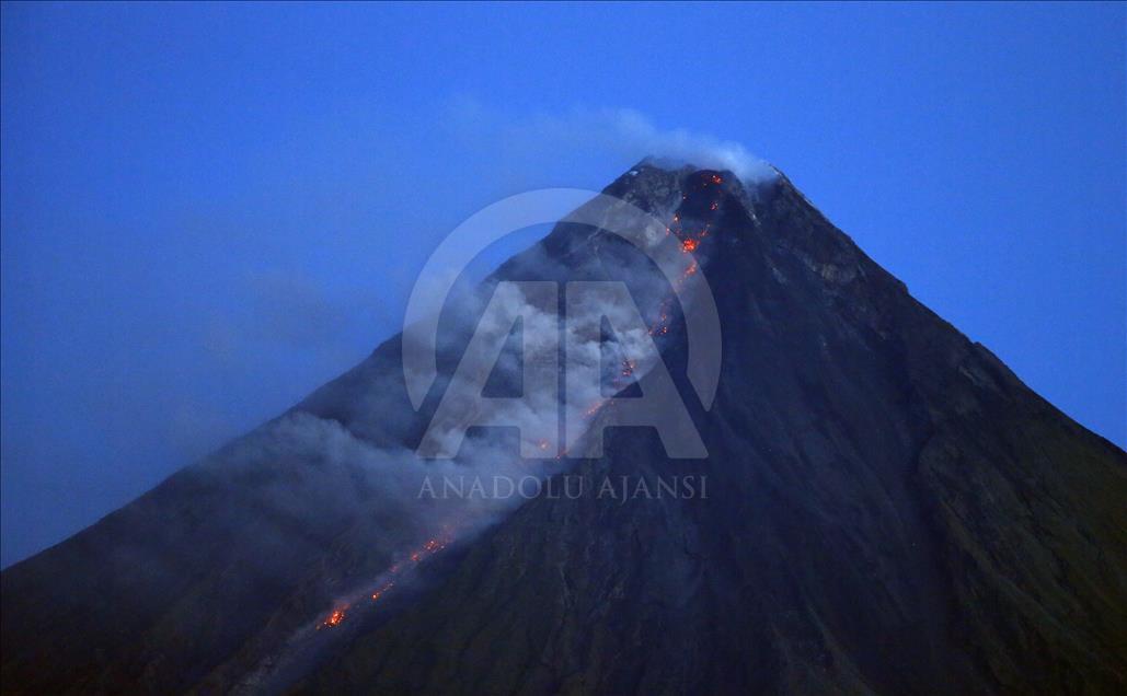 Filipinler'deki Mayon Yanardağı'nda volkanik hareketlilik