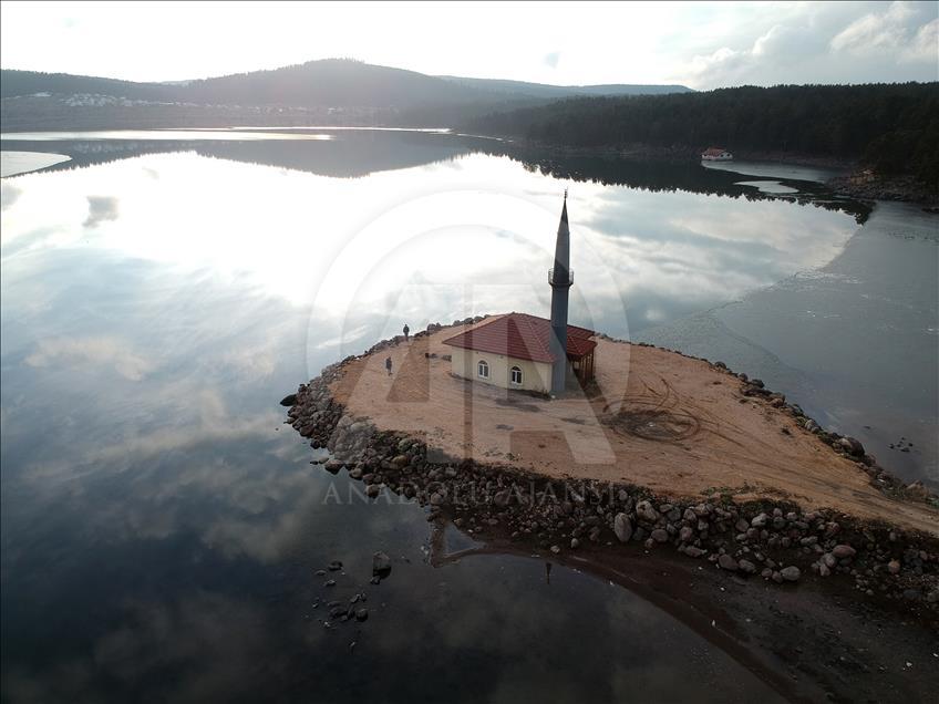 Gölün ortasındaki cami ibadete açıldı
